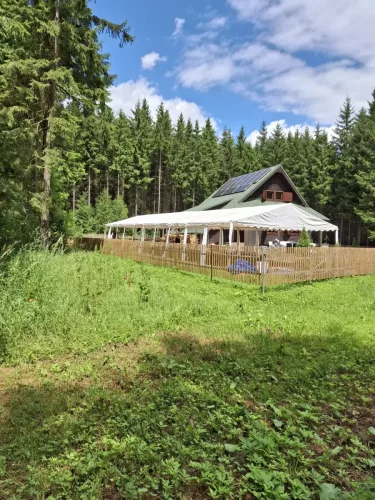 Dva stany 6x10 s pivními sety a podlahou zasazené v krásné přírodě - Brdy